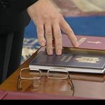 Jurământ „ateu”: Greu cu Biblia, azi, în Consiliul Local Filiaşi. Unii fără „aşa să-mi ajute Dumnezeu !”, alţii fără a atinge Biblia cât şi Constituţia României